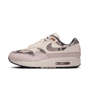 Nike Air Max 1 HF5338-100 gefotografeerd schuin van voren met zicht op de slangentextuur en gebroken witte basis die elegant contrasteert met de suède mudguard