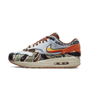 Nike Air Max 1 SP Concepts Zijkant van de Nike Air Max 1 SP Concepts Heavy met denim overlays, camo print en bandana-details – eclectische collab met opvallende materialen