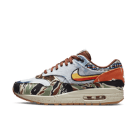 Nike Air Max 1 SP Concepts Zijkant van de Nike Air Max 1 SP Concepts Heavy met denim overlays, camo print en bandana-details – eclectische collab met opvallende materialen