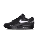 Nike Air Max 1 '87 SP Supreme Black White vanaf de zijkant gefotografeerd met contrasterende Swoosh, zwarte mesh-structuur en glanzende branding op de hiel
