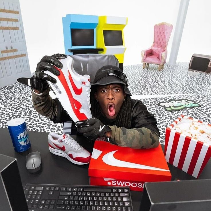 Unieke weergave van het Low Poly-model naast miniatuurdecor, met focus op de geometrische vormen van het ontwerp en rode panelen