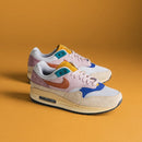 Bovenaanzicht van de Air Max 1 Tan Lines (Women's) met beige mesh, paarse veters en zomerse pastelaccenten