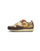 Nike Air Max 1 Travis Scott Cactus Jack Baroque Brown – zijkant met reversed Swoosh en earthy colorblocking, verkrijgbaar bij Snrkickz