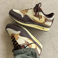 Detail van canvas structuur, trekkoord en Swoosh op de Nike Air Max 1 Cactus Jack – Travis Scott collab via Snrkickz