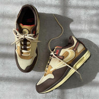 Bovenaanzicht van de Nike Air Max 1 Cactus Jack Baroque Brown – zicht op tonglabel, trekkoord en branding via Snrkickz