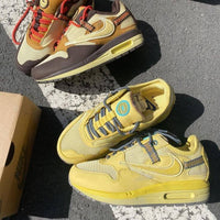 Bovenaanzicht van de Nike Air Max 1 Cactus Jack Saturn Gold – zicht op tonglogo, trekkoord en gestroomlijnde colorblocking via Snrkickz