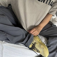 Detail van het canvas materiaal, koordsysteem en Cactus Jack logo op de Nike Air Max 1 Saturn Gold – exclusief via Snrkickz