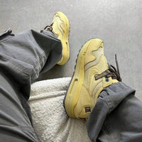 Nike Air Max 1 Travis Scott Saturn Gold on foot – hoe je deze monochrome sneaker styled in een outdoor fit via Snrkickz