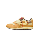 Zijaanzicht van de Travis Scott Air Max 1 in Wheat Lemon Drop colorway, met reversed Swoosh en hiking veters op een witte achtergrond