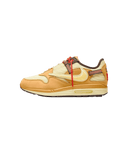 Zijaanzicht van de Travis Scott Air Max 1 in Wheat Lemon Drop colorway, met reversed Swoosh en hiking veters op een witte achtergrond