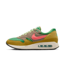Nike Air Max 1 Treeline gefotografeerd van de zijkant met zicht op de roze Swoosh, forest green overlays en zichtbare Air-unit in de zool