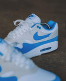 Nike Air Max 1 University Blue on foot – zo valt en combineer je deze frisse witte en blauwe colorway via Snrkickz