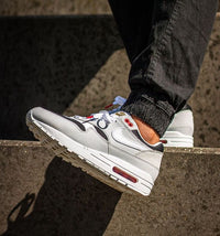 Bovenaanzicht van de Air Max 1 Urawa met rode toebox, witte veters en zwart-grijze mudguard