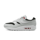 Zijaanzicht van de Nike Air Max 1 Urawa met zwart suède, zilveren mesh en een dieprode Swoosh, geïnspireerd op Japanse voetbalcultuur