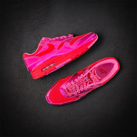 HV2301-600 met zicht op de rode Nike-hangtag naast het felroze tonglabel en de tonale Swoosh die deels wegvalt in de basis