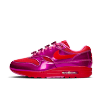 Nike Air Max 1 PRM Valentine’s Day HV2301-600 vanaf de voorkant gefotografeerd met opvallend roze bovenwerk, velvet-achtige overlays en hartvormige tongdetails subtiel zichtbaar