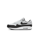 Zijaanzicht van de monochrome sneaker met strakke colorblock tussen zwart, wit en grijs, gestyled tegen een neutrale achtergrond