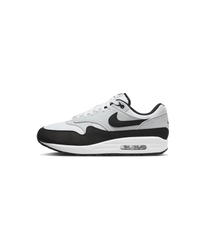 Zijaanzicht van de monochrome sneaker met strakke colorblock tussen zwart, wit en grijs, gestyled tegen een neutrale achtergrond