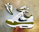 Bovenaanzicht van de Nike Air Max 1 White Black Medium Olive – zicht op tonglogo, veters en upper via Snrkickz
