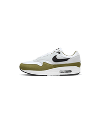 Nike Air Max 1 White Black Medium Olive – zijkant met olijfgroene mudguard en zwart-witte colorblocking, verkrijgbaar bij Snrkickz