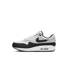 Zijaanzicht van de monochrome sneaker met strakke colorblock tussen zwart, wit en grijs, gestyled tegen een neutrale achtergrond