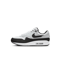 Zijaanzicht van de monochrome sneaker met strakke colorblock tussen zwart, wit en grijs, gestyled tegen een neutrale achtergrond