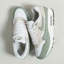 Bovenaanzicht van de Nike Air Max 1 White Mica Green – zicht op veters, tong en lichte colorblocking via Snrkickz