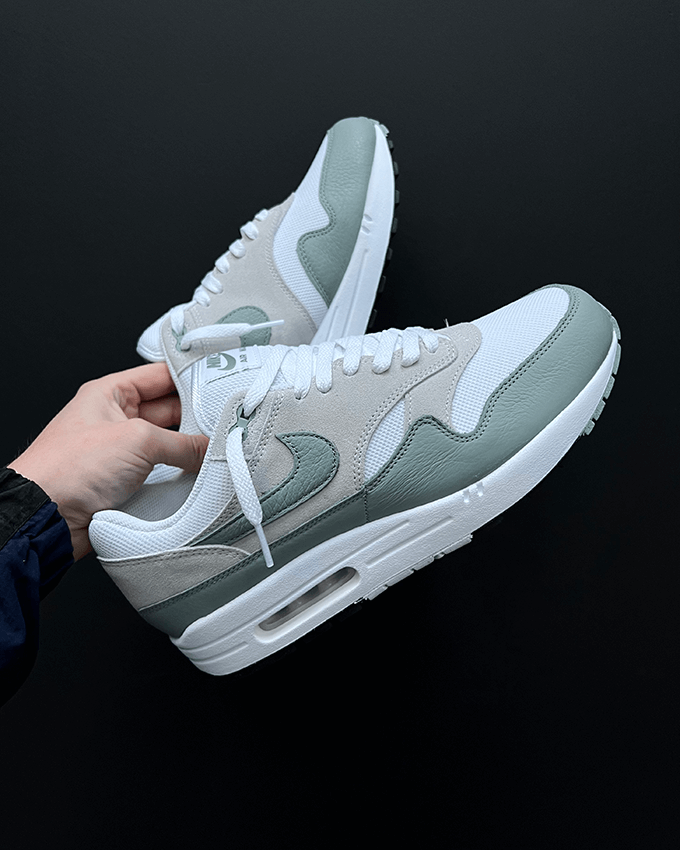 Detail van de zachte mica green suède en strakke stitching op de Nike Air Max 1 White Mica Green – premium look via Snrkickz