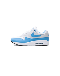 Nike Air Max 1 White Nike Air Max 1 White University Blue zijkant met lichtblauwe mudguard en witte mesh, verkrijgbaar bij Snrkickz