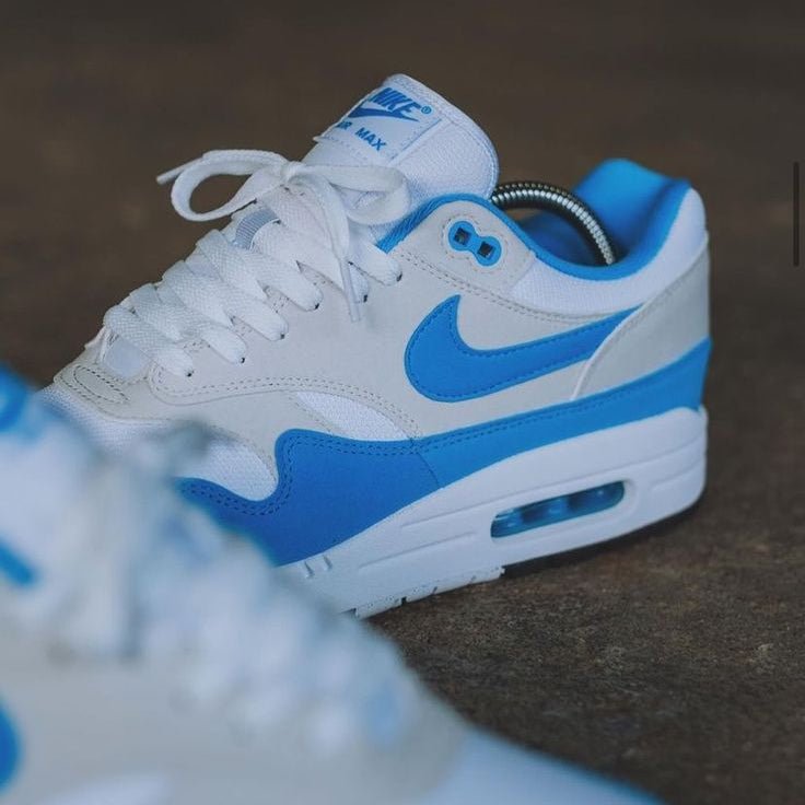 Nike Air Max 1 University Blue on foot – zo valt en combineer je deze frisse witte en blauwe colorway via Snrkickz