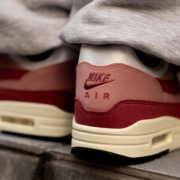 Onderzijde van de Nike Air Max 1 Red Stardust (WMNS) met lichtbruine buitenzool en klassieke Air Max silhouet

