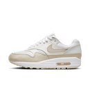 Zijaanzicht van de Nike Air Max 1 WMNS Sanddrift met licht suède overlays, crèmekleurige basis en zachte off-white midsole