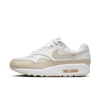Zijaanzicht van de Nike Air Max 1 WMNS Sanddrift met licht suède overlays, crèmekleurige basis en zachte off-white midsole