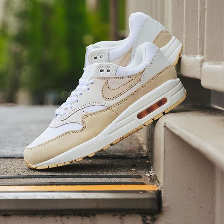 Zoolweergave van de Air Max 1 WMNS Sanddrift met crèmekleurige buitenzool en zichtbare Air-unit in de hak