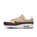 Nike Air Max 1 WMNS Valentine’s Day ‘Playful Pink’ – frontstreet shot met roze suede overlays, witte mesh basis en metallic Swoosh; trending schoen voor Gen Z gifting seizoen (HV2301‑600)