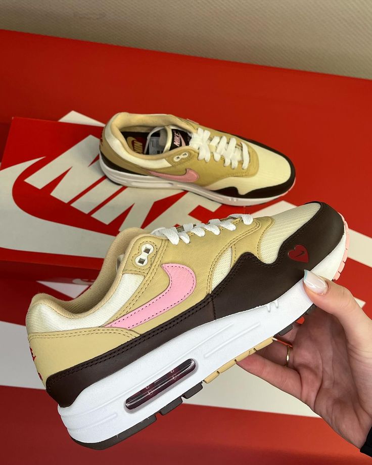 Nike Air Max 1 WMNS Valentine’s Day ‘Playful Pink’ in‑hand – toont pastelkleuren, mesh/suede mix en lace‑charm details; veelgevraagd bij sneakerhead reviewfoto’s