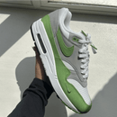 Bovenaanzicht van de Nike Air Max 1 x Patta Chlorophyll, met de zichtbare Air-unit en afgeronde toebox, waarbij de details van de sneaker in natuurlijk daglicht worden vastgelegd.