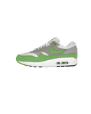Zijaanzicht van de Nike Air Max 1 x Patta Chlorophyll, met lichtgroene overlays, witte mesh en grijze accenten in een schone, color-blocking design voor een strakke en moderne uitstraling.