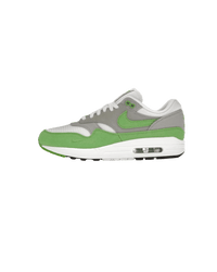 Zijaanzicht van de Nike Air Max 1 x Patta Chlorophyll, met lichtgroene overlays, witte mesh en grijze accenten in een schone, color-blocking design voor een strakke en moderne uitstraling.