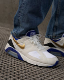 Nike Air Max 180 Summit White Concord FJ9259-101 gedragen met denim in een casual streetwear look, clean witte en blauwe colorway vastgelegd door Snrkickz.