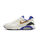 Nike Air Max 180 Summit White Concord FJ9259-101 met witte mesh upper, gouden Swoosh en blauwe accenten, minimalistische zijaanzichtfoto van Snrkickz.