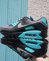 On feet van de Air Max 90 Cool Grey Dusty Cactus met frisse turquoise details, retro paneling en zichtbare Air-unit