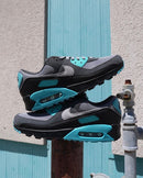 Topdown van de Air Max 90 Cool Grey met mesh tong, tonal veters en Dusty Cactus-details op de eyestays en heel tab