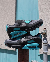 Topdown van de Air Max 90 Cool Grey met mesh tong, tonal veters en Dusty Cactus-details op de eyestays en heel tab