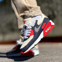 Denham Air Max 90 on feet met donkerdenim jeans – luxe denim look met high-end materiaalgebruik en klassieke Air Max lijnen