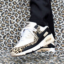 On feet van de Air Max 90 Leopard Sanddrift voor dames met offwhite tinten, zwarte details en leopard accenten rond de enkel