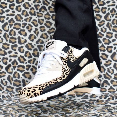 On feet van de Air Max 90 Leopard Sanddrift voor dames met offwhite tinten, zwarte details en leopard accenten rond de enkel