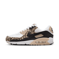 Sideview van de Nike Air Max 90 Leopard Sanddrift (WMNS) met zwarte suède mudguard, beige basis en subtiele leopard print op de kraag