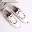 Bovenaanzicht van het paar, de snake-skin swoosh in combinatie met het mesh bovenwerk geeft een verfijnde en vrouwelijke uitstraling