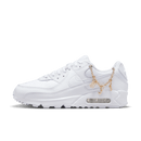 Strakke zijaanzicht van de witte Air Max 90 met goudkleurige ketting op volledig witte achtergrond